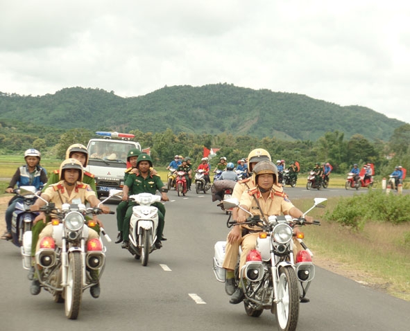 Lực lượng CSGT huyện Lắk cùng đoàn viên, thanh niên diễu hành tuyên truyền an toàn giao thông. 