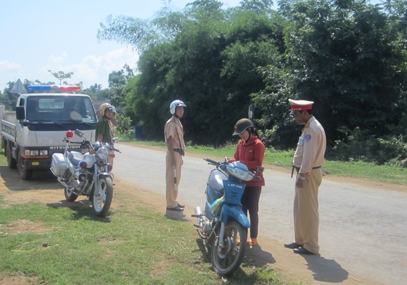 Lực lượng CSGT huyện Lắk tuần tra, kiểm soát trên Quốc lộ 27, đoạn qua xã Đắk Liêng