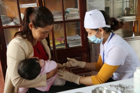 Tiêm vắc xin phòng bệnh cho trẻ em tại Trạm y tế xã Cư Ebur, TP. Buôn Ma Thuột