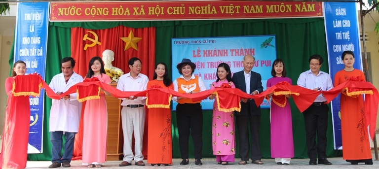 Các đại biểu cắt băng khánh thành thư viện tặng Trường THCS Cư Pui.