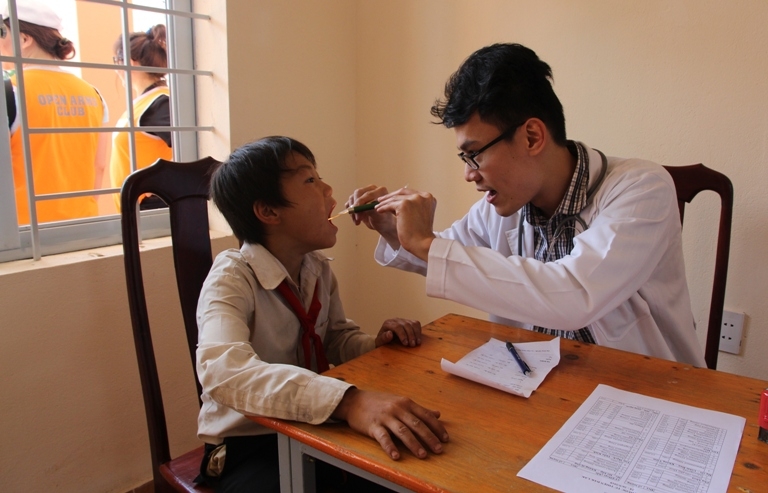 Các y, bác sỹ của Bệnh viện Đại học Y Dược TP. Hồ Chí Minh khám bệnh cho các học sinh.