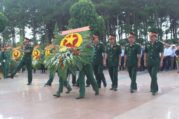 Đoàn đại biểu Bộ Chỉ huy Quân sự tỉnh dâng hoa tưởng niệm các anh hùng liệt sỹ.