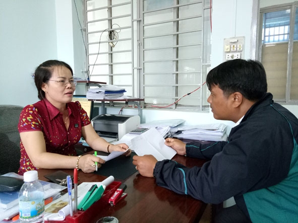 Chị Nguyễn Thị Quế đang trao đổi với đoàn viên công đoàn.   