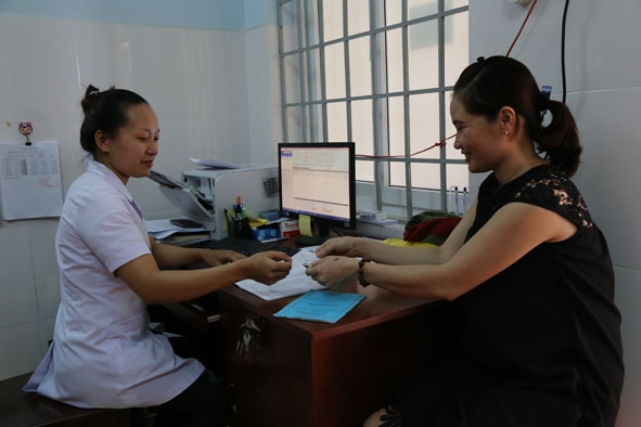 Cán bộ Trạm Y tế xã Ea Tiêu (huyện Cư Kuin) sử dụng phần mềm MMS.net trong khám,  điều trị cho bệnh nhân.