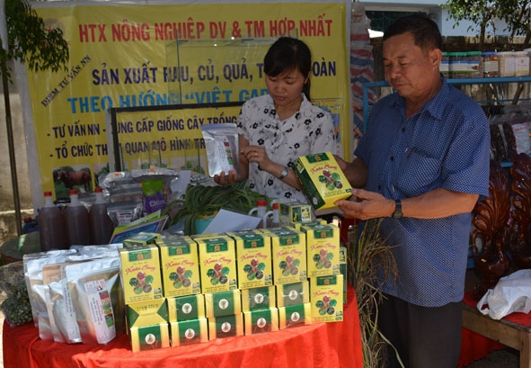 Các sản phẩm của HTX Nông nghiệp dịch vụ và thương mại Hợp Nhất (xã Ea Ô) được giới thiệu trong Phiên chợ hàng Việt về miền núi năm 2018 tại huyện Ea Kar.  