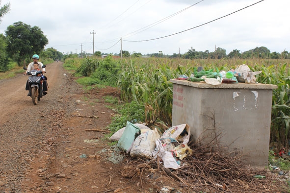 Rác thải nằm ngay bên tuyến đường liên thôn của xã Ea M’nang, huyện Cư M’gar.