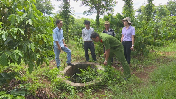  Một  giếng đào bị bỏ hoang nhưng không được che chắn cẩn thận tại một rẫy cà phê ở huyện Krông Ana.