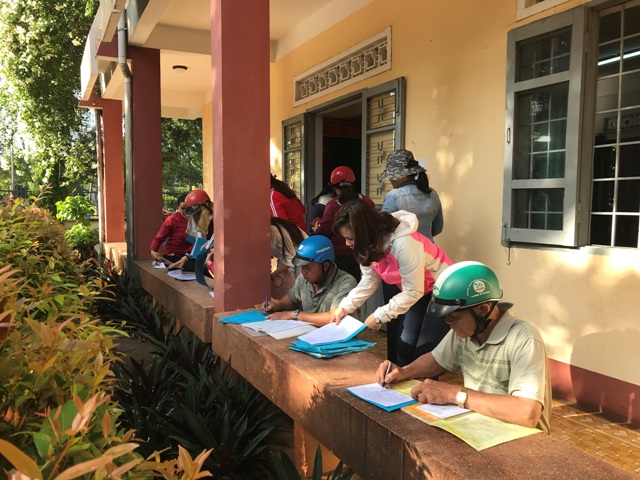 Phụ huynh tranh thủ viết hồ sơ đăng ký dự tuyển vào lớp 6 Trường THCS Phan Chu Trinh năm học 2018-2019 cho con