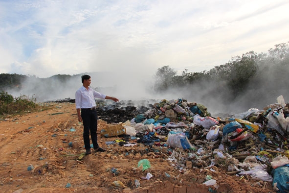  Ô nhiễm  môi trường từ cách xử lý rác thải không  phù hợp  ở thị trấn Liên Sơn (huyện Lắk).