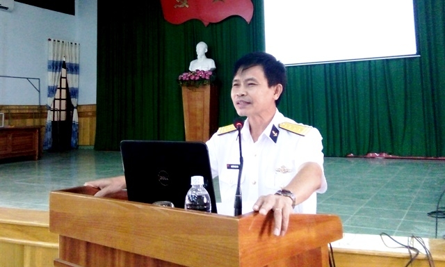 Đại tá Nguyễn Ngọc Linh, Chủ nhiệm khoa Công tác Đảng - Chính trị, Học viện Hải quân báo cáo tại hội nghị.