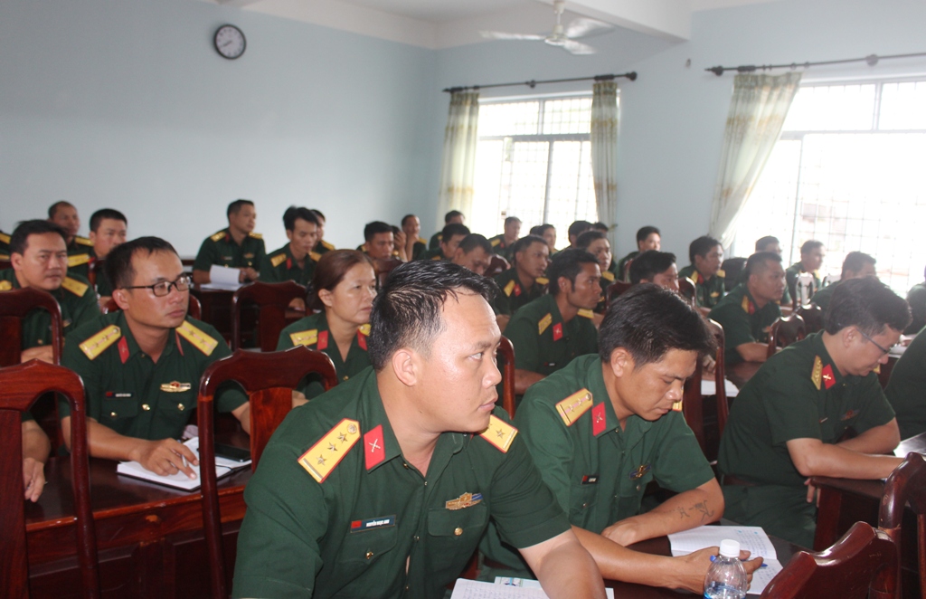 Sĩ quan, quân nhân chuyên nghiệp Cụm học tập số 1 tham gia lớp giáo dục chính trị