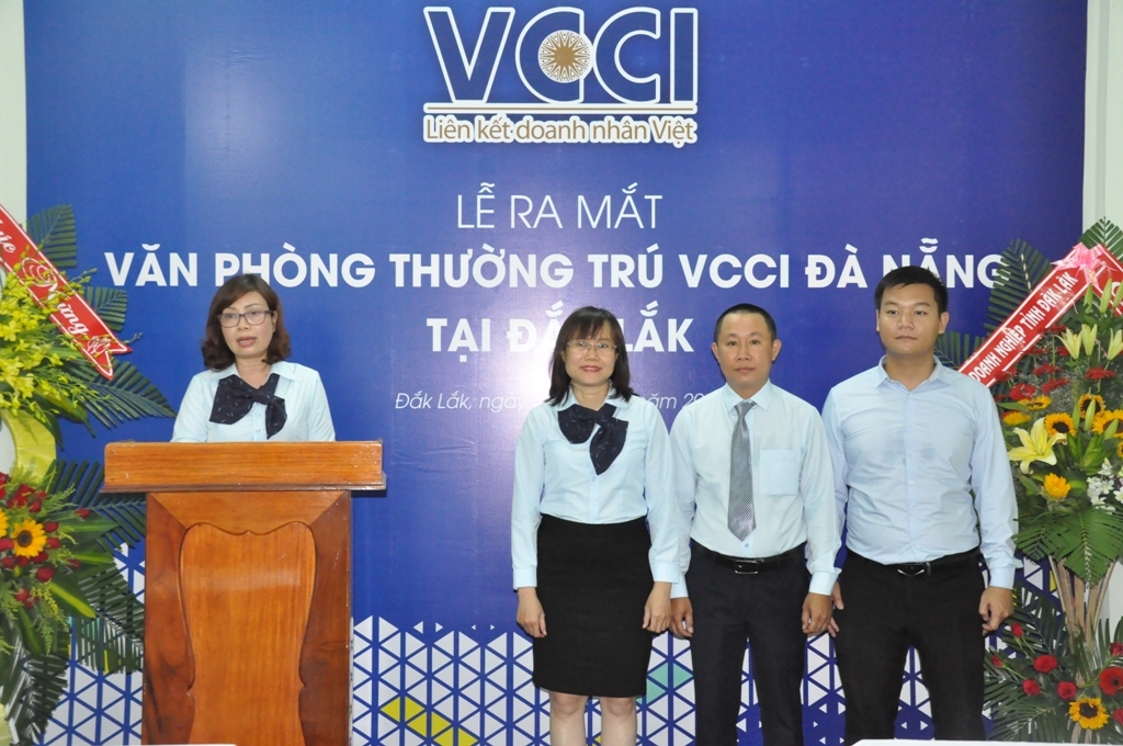 Các thành viên thuộc Văn phòng thường trú VCCI Đà Nẵng tại Đắk Lắk ra mắt nhận nhiệm vụ