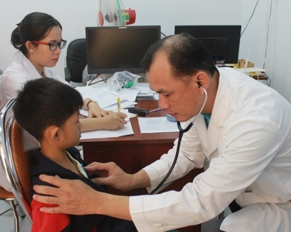 Bác sĩ Bệnh viện tim Tâm Đức (TP. Hồ Chí Minh) khám sàng lọc bệnh tim bẩm sinh cho trẻ em có hoàn cảnh khó khăn trên địa bàn tỉnh.