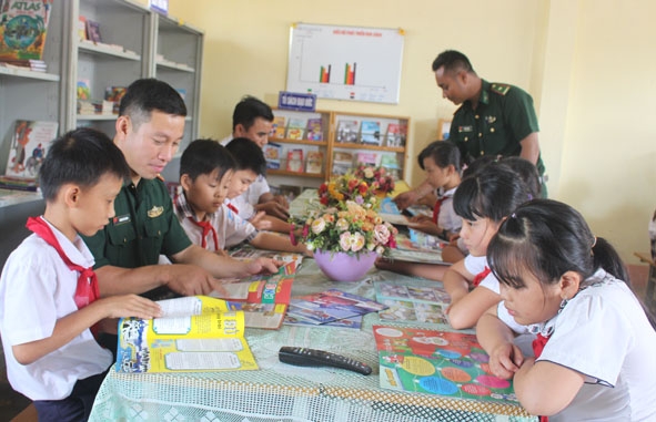 Các em học sinh Trường Tiểu học Nguyễn Đình Chiểu (xã Ia R'vê, huyện Ea Súp) háo hức với sách mới được tặng. 