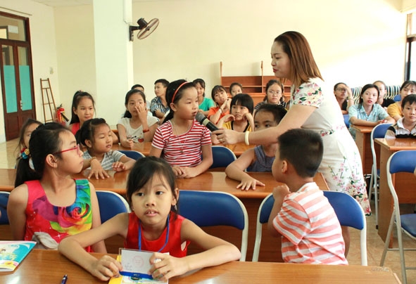  Trẻ em  hào hứng tham gia  lớp dạy  kỹ năng phòng chống  xâm hại  tình dục  do Nhà  Văn hóa Thanh thiếu nhi tỉnh  tổ chức trong  dịp hè.    