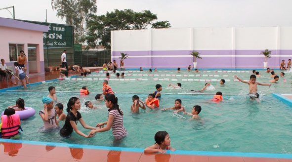 Trẻ em học bơi tại hồ bơi Quý Sơn, thị trấn Phước An, huyện Krông Pắc.