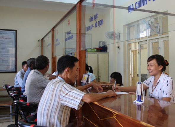Cán bộ bộ phận Một cửa UBND xã Hòa Khánh hướng dẫn người dân thực hiện thủ tục hành chính.   