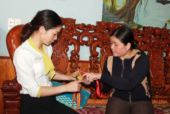 Chị Nguyễn Thị Duyên (bên phải) tự hào về thành tích học tập  của 2 con. 