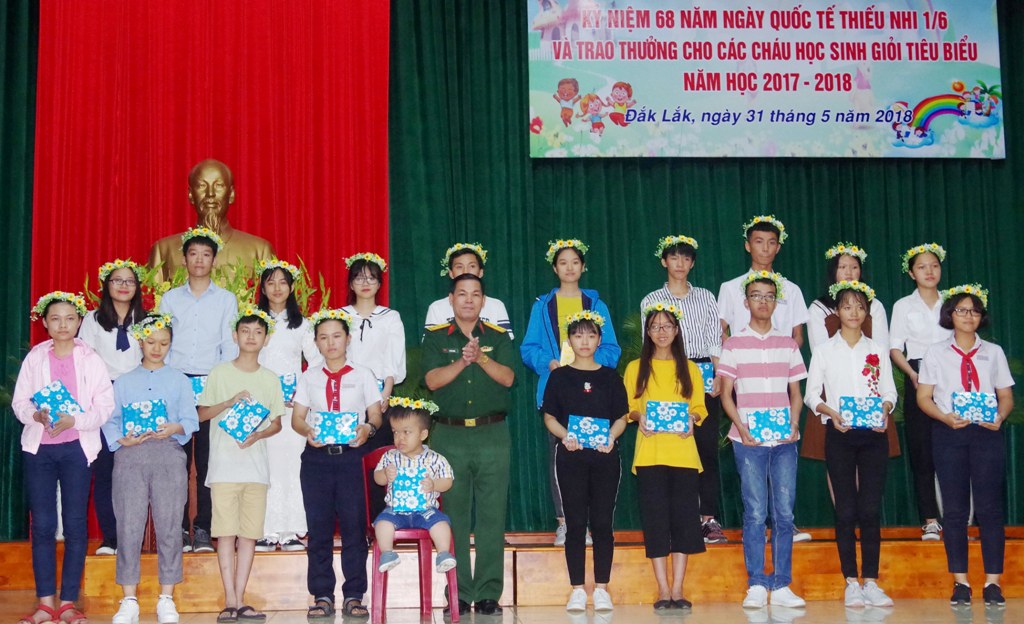 Lãnh đạo Phòng Chính trị, Bộ Chỉ huy Quân sự tỉnh trao quà tặng các em học sinh