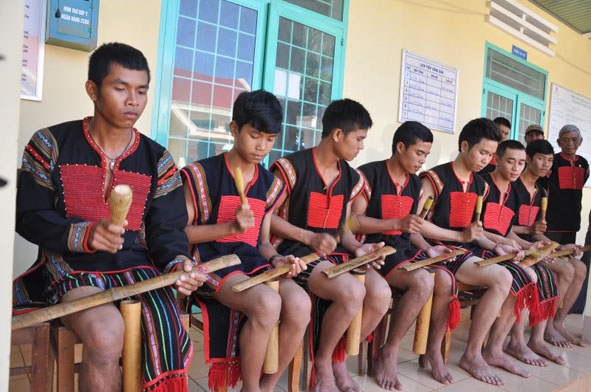 Đội chiêng trẻ buôn Ea Bông (xã Cư Êbur, TP. Buôn Ma Thuột) do nghệ nhân Y Thim Byă truyền dạy,  hầu hết là người trong gia đình và dòng họ. 