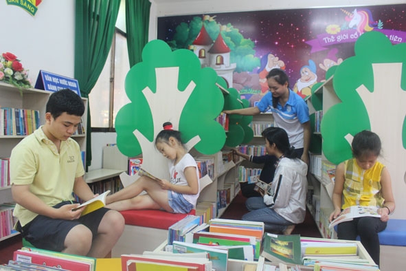 Phòng đọc sách thiếu nhi (Thư viện tỉnh) thu hút đông đảo các em học sinh đến đọc sách vào dịp hè. 