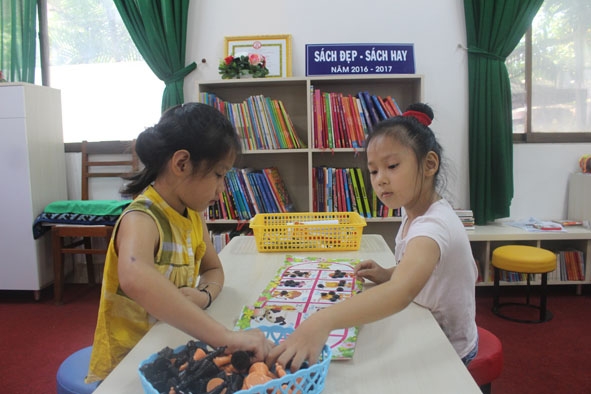 Các em thiếu nhi thích thú với những trò chơi rèn luyện, nâng cao trí tuệ tại Phòng đọc sách thiếu nhi.