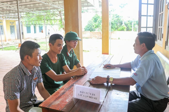 Cán bộ UBND xã Ea Siên (thị xã Buôn Hồ) hướng dẫn người dân các thủ tục hành chính  tại Bàn tư vấn xác lập hồ sơ. 