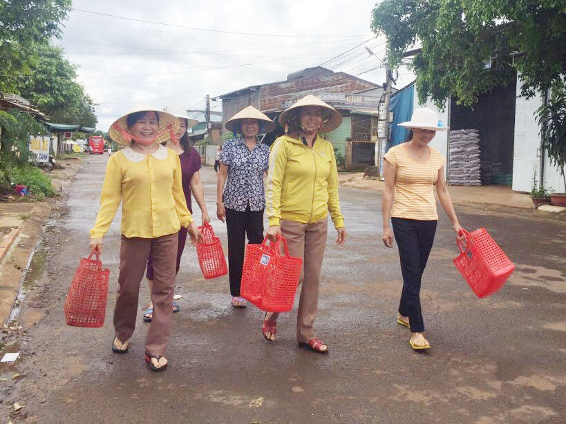 Hội viên phụ nữ tổ dân phố 5, thị trấn Quảng Phú mang theo giỏ nhựa khi đi chợ.    