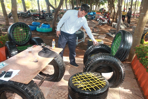 Mô hình tái chế chất thải nhựa và lốp xe tại Lâm viên cảnh TP. Buôn Ma Thuột của Công ty TNHH MTV Quản lý đô thị và Môi trường.