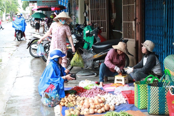  Người dân dùng túi nilon đựng thực phẩm khi mua bán ở chợ Tân Thành (TP. Buôn Ma Thuột).   