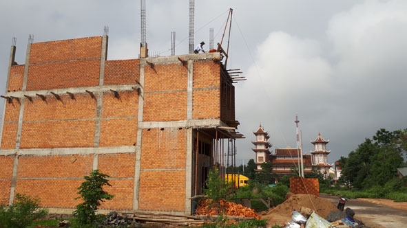 Một công trình xây dựng ở phường Tân Lợi (TP. Buôn Ma Thuột) do tư nhân thi công.   