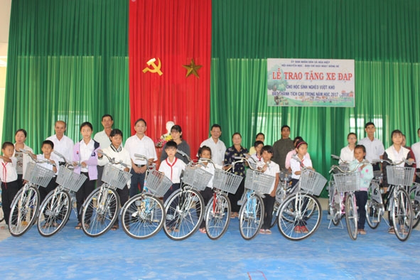 Hội Khuyến học xã Hòa Hiệp tặng xe đạp cho học sinh nghèo vượt khó. 