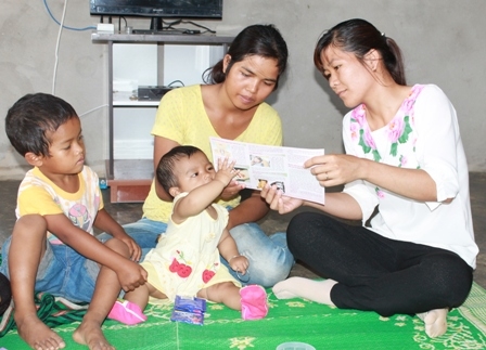 Cán bộ chuyên trách dân số xã Cư Elang (huyện Ea Kar) tuyên truyền cho người dân trên địa bàn về thực hiện chính sách Dân số - Kế hoạch hóa gia đình.