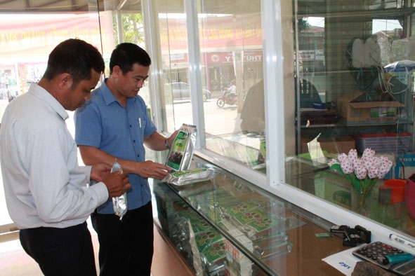 Chế phẩm men vi sinh được trưng bày và phục vụ người dân tại Trung tâm Ứng dụng tiến bộ KH&CN tỉnh. 