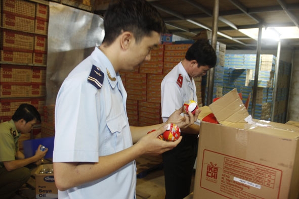 Đoàn kiểm tra liên ngành 389 của tỉnh kiểm tra ngành hàng thực phẩm đóng gói tại thị xã Buôn Hồ. Ảnh Đ.Lan