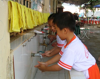 Hướng dẫn trẻ thường xuyên rửa tay sạch bằng xà phòng là một trong những biện pháp phòng chống bệnh cúm A(H1N1).