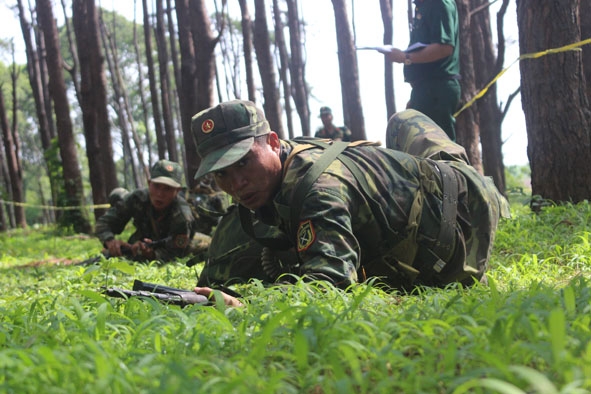 Đội thi Ban Chỉ huy Quân sự huyện Ea Súp xử lý tình huống khi qua khu vực địch khống chế bắn thẳng.