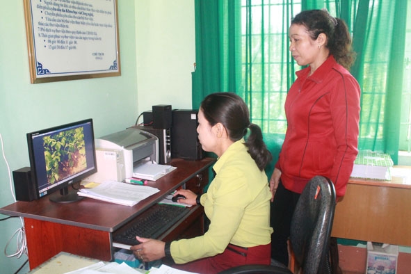 Người dân xã Ea Tu (TP. Buôn Ma Thuột) tra cứu thông tin về  phát triển sản xuất  trên  hệ thống thư viện điện tử.  
