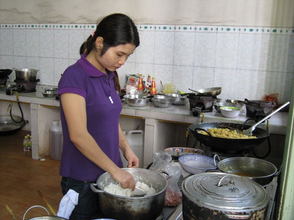 Lao động  làm bếp  tại Khu du lịch sinh thái  cộng đồng  Ko Tam). 