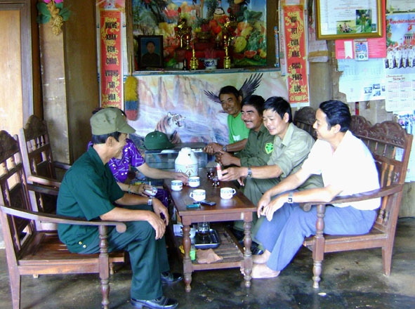 Các thành viên tổ hòa giải của Ban tự quản thôn 2, xã Bình Hòa, huyện Krông Ana gặp gỡ, trò chuyện  với người dân trên địa bàn.   Ảnh: N. Xuân