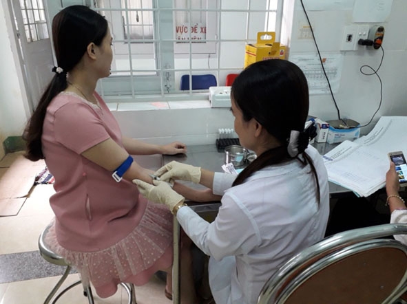 Xét nghiệm phụ nữ mang thai tại Trung tâm Phòng, chống HIV/AIDS tỉnh. 