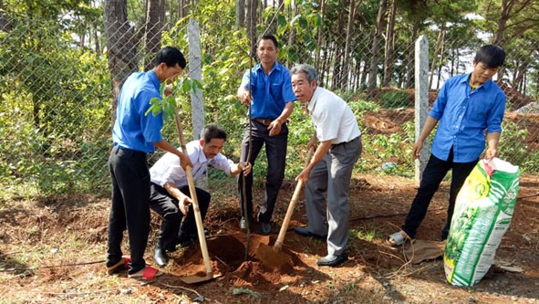 Đại diện các cấp, ngành cùng đoàn viên, thanh niên huyện Ea H’leo trồng cây nhân Kỷ niệm 128 năm  Ngày sinh của Bác.  