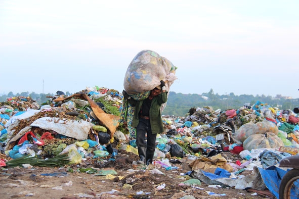 Lao động tại bãi rác hằng ngày phải tiếp xúc với môi trường ô nhiễm, độc hại.  