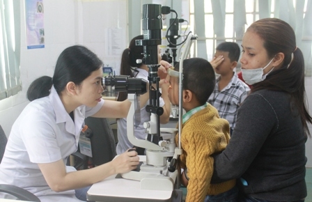 Bác sĩ khám phân loại bệnh cho một trẻ em có dị tật về mắt. 