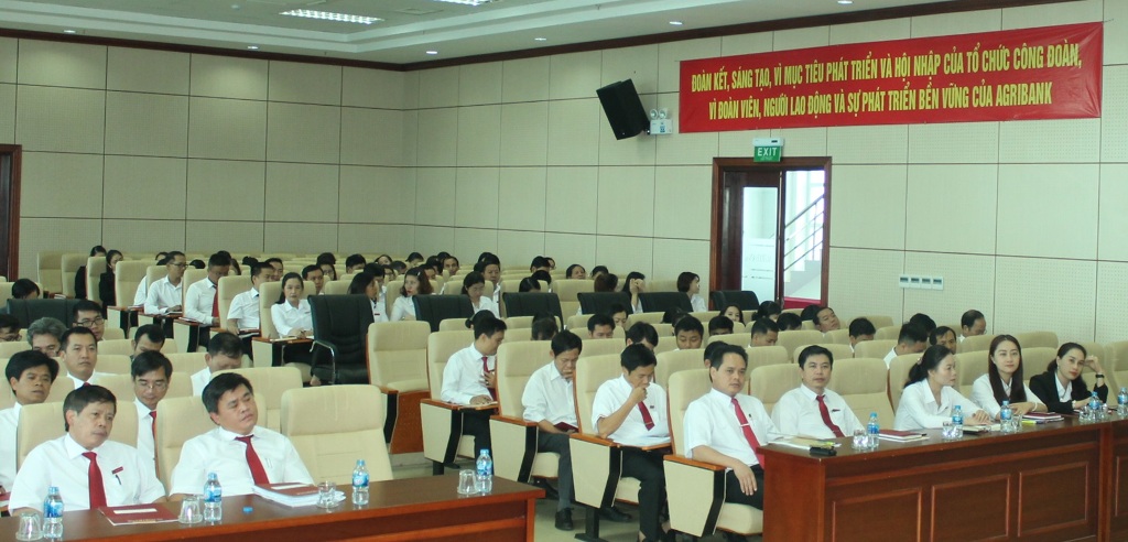 Các đại biểu và học viên tham dự lớp học