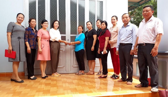 Đại diện  Hội LHPN nữ huyện  Krông Năng cùng  chính quyền  địa phương  trao nhà  Mái ấm  tình thương” tặng gia đình một phụ nữ nghèo trên  địa bàn huyện. 