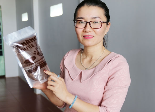 Chị Phan Thị Hồng Nhi giới thiệu về thương hiệu H’Năng Coffee do cơ sở của chị sản xuất. Ảnh: T.Hùng