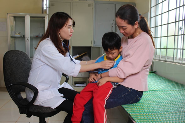 Khám sức khỏe cho trẻ tại Trạm Y tế xã Ea Tân.  