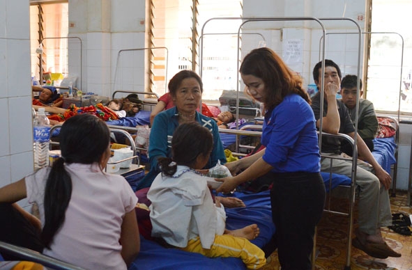 Đoàn viên thanh niên Khối các cơ quan tỉnh trao cơm tặng các bệnh nhân điều trị tại Bệnh viện Đa khoa tỉnh.