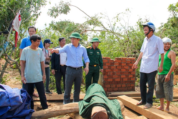 Phó Chủ tịch Thường trực UBND tỉnh Nguyễn Hải Ninh (thứ tư từ phải sang) chỉ đạo công tác  khắc phục hậu quả sau cơn bão số 12 năm 2017 ở xã Yang Mao (huyện Krông Bông).